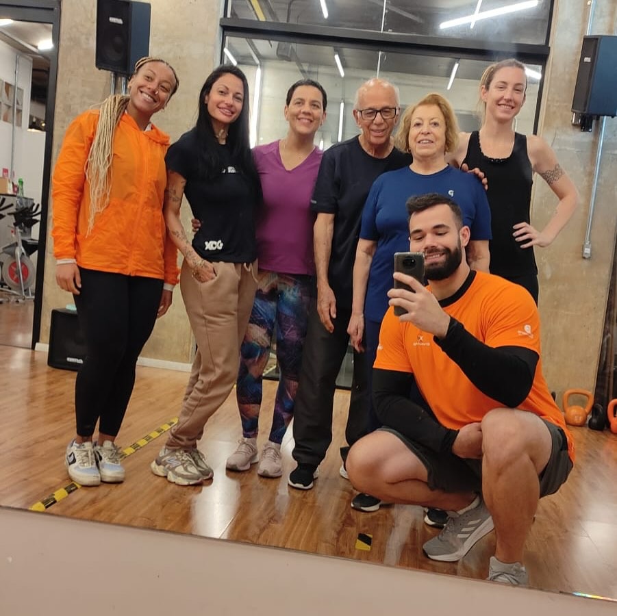 Benefícios de se exercitar: saúde, bem-estar e energia em grupo